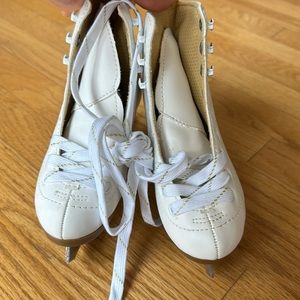 NEW - DBX Classic Youth figure skates